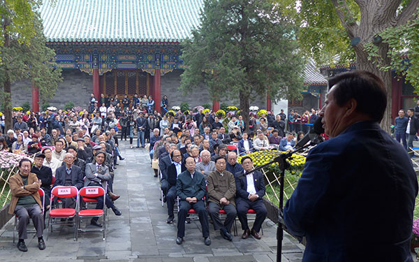 1477109716178600.jpg 刘大为在张晓凌师生展上讲话.jpg